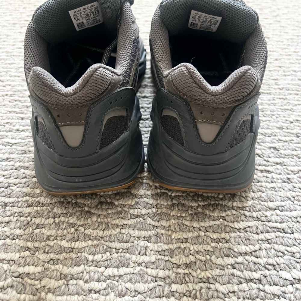 Size 5.5 - adidas Yeezy Boost 700 V2 Geode - Picture 5 of 7